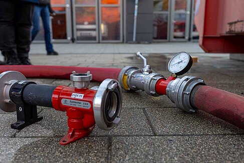 Feuerwehrleute mit Löschschlauch im Praxiseinsatz (Foto: Alexander Kramer, HTW Berlin)